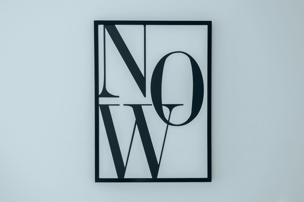 inventif Cadre noir simple avec le mot NOW sur fond blanc, capturant une déco minimaliste.